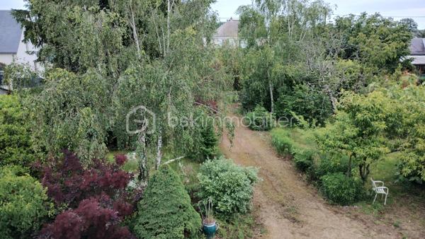 À découvrir sur la commune de Nazelles-Négron, dans un environnement calme et agréable, cette maison des années 30/40 pleine de charme vous séduira par son potentiel, ses dépendances et son beau terrain arboré de 1 300 m² entièrement clôturé.

La maison principale, d’environ 100 m² habitables, s’ouvre sur une grande véranda. Vous y découvrirez une cuisine, un salon chaleureux ainsi qu’une salle à manger lumineuse. Un WC indépendant complète le rez-de-chaussée.

À l’étage, le palier dessert deux chambres ainsi qu’une troisième pièce sous pente pouvant parfaitement convenir à un bureau, une chambre d’appoint ou un espace loisirs. Une salle d’eau avec double WC vient compléter l’étage.

Côté annexes, vous bénéficierez également d’une cave avec accès direct depuis la maison ou le jardin, ainsi que de dépendances offrant de nombreuses possibilités de stockage, atelier ou aménagement complémentaire.

À l’extérieur, le jardin clos et arboré offre un cadre verdoyant et intimiste, avec portail électrique.

Les + :
•	Chauffage gaz de ville
•	Fenêtres PVC double vitrage
•	Dépendances
•	Terrain entièrement clôturé
•	Quartier calme

Une maison idéale pour les amoureux de l’ancien, à proximité des commodités et avec un beau potentiel d’évolution.
Contactez-moi rapidement pour découvrir de ce bien !!