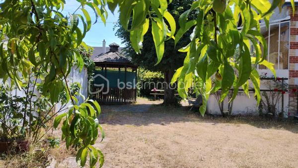 À découvrir sur la commune de Nazelles-Négron, dans un environnement calme et agréable, cette maison des années 30/40 pleine de charme vous séduira par son potentiel, ses dépendances et son beau terrain arboré de 1 300 m² entièrement clôturé.

La maison principale, d’environ 100 m² habitables, s’ouvre sur une grande véranda. Vous y découvrirez une cuisine, un salon chaleureux ainsi qu’une salle à manger lumineuse. Un WC indépendant complète le rez-de-chaussée.

À l’étage, le palier dessert deux chambres ainsi qu’une troisième pièce sous pente pouvant parfaitement convenir à un bureau, une chambre d’appoint ou un espace loisirs. Une salle d’eau avec double WC vient compléter l’étage.

Côté annexes, vous bénéficierez également d’une cave avec accès direct depuis la maison ou le jardin, ainsi que de dépendances offrant de nombreuses possibilités de stockage, atelier ou aménagement complémentaire.

À l’extérieur, le jardin clos et arboré offre un cadre verdoyant et intimiste, avec portail électrique.

Les + :
•	Chauffage gaz de ville
•	Fenêtres PVC double vitrage
•	Dépendances
•	Terrain entièrement clôturé
•	Quartier calme

Une maison idéale pour les amoureux de l’ancien, à proximité des commodités et avec un beau potentiel d’évolution.
Contactez-moi rapidement pour découvrir de ce bien !!