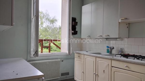 À découvrir sur la commune de Nazelles-Négron, dans un environnement calme et agréable, cette maison des années 30/40 pleine de charme vous séduira par son potentiel, ses dépendances et son beau terrain arboré de 1 300 m² entièrement clôturé.

La maison principale, d’environ 100 m² habitables, s’ouvre sur une grande véranda. Vous y découvrirez une cuisine, un salon chaleureux ainsi qu’une salle à manger lumineuse. Un WC indépendant complète le rez-de-chaussée.

À l’étage, le palier dessert deux chambres ainsi qu’une troisième pièce sous pente pouvant parfaitement convenir à un bureau, une chambre d’appoint ou un espace loisirs. Une salle d’eau avec double WC vient compléter l’étage.

Côté annexes, vous bénéficierez également d’une cave avec accès direct depuis la maison ou le jardin, ainsi que de dépendances offrant de nombreuses possibilités de stockage, atelier ou aménagement complémentaire.

À l’extérieur, le jardin clos et arboré offre un cadre verdoyant et intimiste, avec portail électrique.

Les + :
•	Chauffage gaz de ville
•	Fenêtres PVC double vitrage
•	Dépendances
•	Terrain entièrement clôturé
•	Quartier calme

Une maison idéale pour les amoureux de l’ancien, à proximité des commodités et avec un beau potentiel d’évolution.
Contactez-moi rapidement pour découvrir de ce bien !!