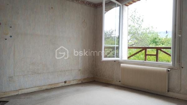 À découvrir sur la commune de Nazelles-Négron, dans un environnement calme et agréable, cette maison des années 30/40 pleine de charme vous séduira par son potentiel, ses dépendances et son beau terrain arboré de 1 300 m² entièrement clôturé.

La maison principale, d’environ 100 m² habitables, s’ouvre sur une grande véranda. Vous y découvrirez une cuisine, un salon chaleureux ainsi qu’une salle à manger lumineuse. Un WC indépendant complète le rez-de-chaussée.

À l’étage, le palier dessert deux chambres ainsi qu’une troisième pièce sous pente pouvant parfaitement convenir à un bureau, une chambre d’appoint ou un espace loisirs. Une salle d’eau avec double WC vient compléter l’étage.

Côté annexes, vous bénéficierez également d’une cave avec accès direct depuis la maison ou le jardin, ainsi que de dépendances offrant de nombreuses possibilités de stockage, atelier ou aménagement complémentaire.

À l’extérieur, le jardin clos et arboré offre un cadre verdoyant et intimiste, avec portail électrique.

Les + :
•	Chauffage gaz de ville
•	Fenêtres PVC double vitrage
•	Dépendances
•	Terrain entièrement clôturé
•	Quartier calme

Une maison idéale pour les amoureux de l’ancien, à proximité des commodités et avec un beau potentiel d’évolution.
Contactez-moi rapidement pour découvrir de ce bien !!