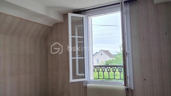 À découvrir sur la commune de Nazelles-Négron, dans un environnement calme et agréable, cette maison des années 30/40 pleine de charme vous séduira par son potentiel, ses dépendances et son beau terrain arboré de 1 300 m² entièrement clôturé.

La maison principale, d’environ 100 m² habitables, s’ouvre sur une grande véranda. Vous y découvrirez une cuisine, un salon chaleureux ainsi qu’une salle à manger lumineuse. Un WC indépendant complète le rez-de-chaussée.

À l’étage, le palier dessert deux chambres ainsi qu’une troisième pièce sous pente pouvant parfaitement convenir à un bureau, une chambre d’appoint ou un espace loisirs. Une salle d’eau avec double WC vient compléter l’étage.

Côté annexes, vous bénéficierez également d’une cave avec accès direct depuis la maison ou le jardin, ainsi que de dépendances offrant de nombreuses possibilités de stockage, atelier ou aménagement complémentaire.

À l’extérieur, le jardin clos et arboré offre un cadre verdoyant et intimiste, avec portail électrique.

Les + :
•	Chauffage gaz de ville
•	Fenêtres PVC double vitrage
•	Dépendances
•	Terrain entièrement clôturé
•	Quartier calme

Une maison idéale pour les amoureux de l’ancien, à proximité des commodités et avec un beau potentiel d’évolution.
Contactez-moi rapidement pour découvrir de ce bien !!
