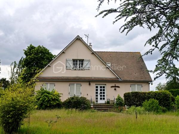 Amoureux de la nature, des grands espaces et des projets de rénovation, cette maison est faite pour vous ! Située dans un environnement privilégié, aux portes de la forêt et au calme le plus complet, cette belle bâtisse de 185 m² offre des volumes généreux et de multiples possibilités d'aménagement.

Idéale pour une grande famille ou pour un projet de vie au vert, elle nécessite des travaux de rafraîchissement et de rénovation : l'occasion parfaite pour laisser libre cours à votre imagination et créer la maison de vos rêves !

🏠 Un intérieur spacieux et bien agencé
La maison se développe sur deux niveaux avec une distribution idéale :

Au rez-de-chaussée :

Une entrée desservant les pièces de vie.

Un grand salon / salle à manger chaleureux.

Une cuisine indépendante.

2 chambres de plain-pied, idéales pour des invités ou un espace parental.

Une salle d'eau et un WC indépendant.

À l'étage :

Un grand palier (espace bureau ou salle de jeux possible).

3 très grandes chambres de 16 m² chacune, offrant de superbes volumes pour des enfants ou adolescents.

Une salle d'eau avec WC.

🌳 Un extérieur exceptionnel de plus de 2800 m²
Le terrain est un véritable point fort pour cette propriété :

Un magnifique terrain , parfait pour aménager un potager, un espace de jeux ou simplement profiter de la quiétude des lieux.

2 garages, parfaits pour vos véhicules, du stockage ou un atelier de bricolage.

Un puits authentique, un ATOUT précieux et économique pour l'arrosage de votre futur jardin.

🛠️ Le mot de l'expert : Une structure saine, de grands volumes et un cadre idyllique. Si vous n'avez pas peur de retrousser vos manches pour redonner une seconde jeunesse à cette maison, son potentiel de valorisation est immense.