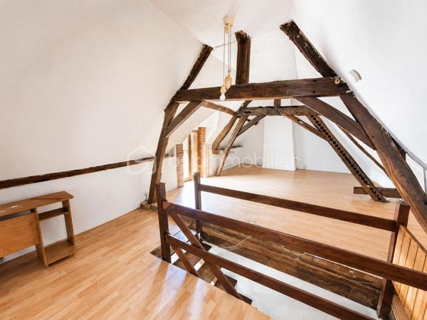 Idéal investisseur OU 1 er bien 
Maison au cœur de la Bussière proche du château 
idéal pour en faire un Airbnb
comprend cuisine, salon ,salle de bain avec WC.
A l'étage grande chambre .

Non attenant Garage