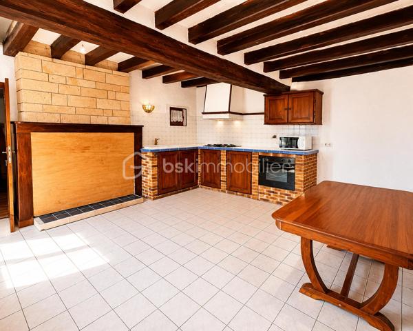 Idéal investisseur OU 1 er bien 
Maison au cœur de la Bussière proche du château 
idéal pour en faire un Airbnb
comprend cuisine, salon ,salle de bain avec WC.
A l'étage grande chambre .

Non attenant Garage