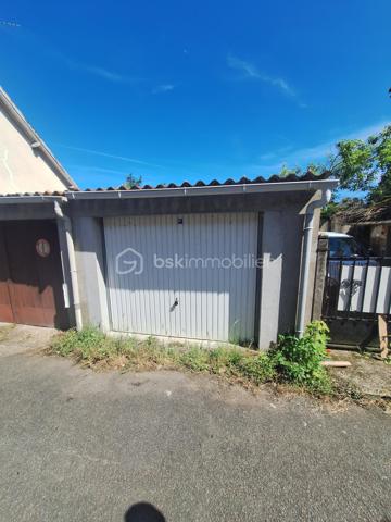 Idéal investisseur OU 1 er bien 
Maison au cœur de la Bussière proche du château 
idéal pour en faire un Airbnb
comprend cuisine, salon ,salle de bain avec WC.
A l'étage grande chambre .

Non attenant Garage