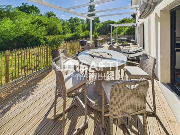 Trés belle maison à étages 4 chambres, grande terrasse.