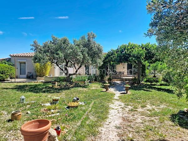 ROGNAC – Le calme de la campagne aux portes des commodités

À l'abri des regards, dans un environnement verdoyant où le calme réside, découvrez cette agréable maison de plain-pied de 140 m², implantée sur un superbe terrain plat de plus de 3 500 m² piscinable.

Ici, la nature s'invite au quotidien, sans pour autant renoncer à la proximité des commodités...Ecole, arrêts de bus et parc pour enfants tout proche à pieds...

Dès l'entrée, vous découvrirez une belle pièce de vie de près de 40 m², lumineuse et conviviale, ouverte sur une agréable terrasse ombragée, idéale pour partager de bons moments en famille ou entre amis. La cuisine, récente et entièrement équipée, s'ouvre sur le séjour grâce à une verrière apportant du cachet à la pièce...

L'espace nuit offre 5 belles chambres de 11 à 14,50 m², parfaites pour une grande famille, recevoir vos proches ou aménager un bureau pour le télétravail. La maison dispose également de 2 salles d'eau, dont une de 7 m², ainsi que de 2 WC.

Les prestations :
Gainable,
Menuiseries PVC double vitrage,
Volets roulants électriques et volets bois,
Cumulus récent.

À l'extérieur, chacun trouvera son espace :
une belle terrasse avec pergola pour les repas d'été,
un carport,
plusieurs chalets de jardin offrant de nombreux rangements,
un poulailler,
un vaste terrain laissant libre cours à tous vos projets : piscine, potager, aire de jeux, verger ou espace détente.

Parfaitement entretenue, cette maison est immédiatement habitable et ne nécessite aucun travaux. Que vous recherchiez un cadre de vie paisible, de l'espace pour votre famille ou simplement le plaisir de vivre au cœur de la nature tout en restant proche des services du quotidien, cette propriété réunit tous les atouts.

Une maison où il fait bon vivre, à découvrir sans tarder ;)