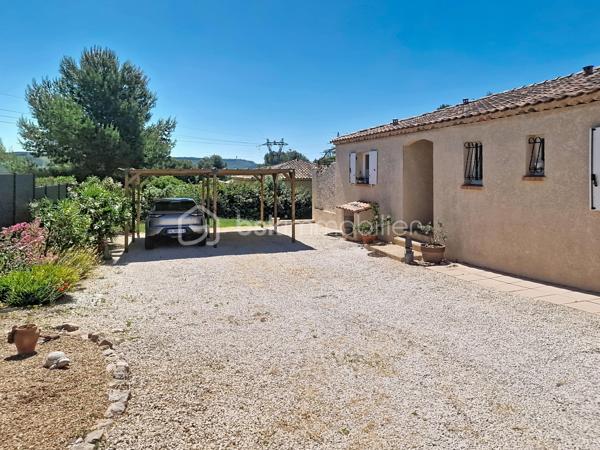 ROGNAC – Le calme de la campagne aux portes des commodités

À l'abri des regards, dans un environnement verdoyant où le calme réside, découvrez cette agréable maison de plain-pied de 140 m², implantée sur un superbe terrain plat de plus de 3 500 m² piscinable.

Ici, la nature s'invite au quotidien, sans pour autant renoncer à la proximité des commodités...Ecole, arrêts de bus et parc pour enfants tout proche à pieds...

Dès l'entrée, vous découvrirez une belle pièce de vie de près de 40 m², lumineuse et conviviale, ouverte sur une agréable terrasse ombragée, idéale pour partager de bons moments en famille ou entre amis. La cuisine, récente et entièrement équipée, s'ouvre sur le séjour grâce à une verrière apportant du cachet à la pièce...

L'espace nuit offre 5 belles chambres de 11 à 14,50 m², parfaites pour une grande famille, recevoir vos proches ou aménager un bureau pour le télétravail. La maison dispose également de 2 salles d'eau, dont une de 7 m², ainsi que de 2 WC.

Les prestations :
Gainable,
Menuiseries PVC double vitrage,
Volets roulants électriques et volets bois,
Cumulus récent.

À l'extérieur, chacun trouvera son espace :
une belle terrasse avec pergola pour les repas d'été,
un carport,
plusieurs chalets de jardin offrant de nombreux rangements,
un poulailler,
un vaste terrain laissant libre cours à tous vos projets : piscine, potager, aire de jeux, verger ou espace détente.

Parfaitement entretenue, cette maison est immédiatement habitable et ne nécessite aucun travaux. Que vous recherchiez un cadre de vie paisible, de l'espace pour votre famille ou simplement le plaisir de vivre au cœur de la nature tout en restant proche des services du quotidien, cette propriété réunit tous les atouts.

Une maison où il fait bon vivre, à découvrir sans tarder ;)
