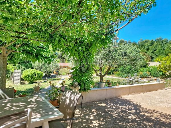 ROGNAC – Le calme de la campagne aux portes des commodités

À l'abri des regards, dans un environnement verdoyant où le calme réside, découvrez cette agréable maison de plain-pied de 140 m², implantée sur un superbe terrain plat de plus de 3 500 m² piscinable.

Ici, la nature s'invite au quotidien, sans pour autant renoncer à la proximité des commodités...Ecole, arrêts de bus et parc pour enfants tout proche à pieds...

Dès l'entrée, vous découvrirez une belle pièce de vie de près de 40 m², lumineuse et conviviale, ouverte sur une agréable terrasse ombragée, idéale pour partager de bons moments en famille ou entre amis. La cuisine, récente et entièrement équipée, s'ouvre sur le séjour grâce à une verrière apportant du cachet à la pièce...

L'espace nuit offre 5 belles chambres de 11 à 14,50 m², parfaites pour une grande famille, recevoir vos proches ou aménager un bureau pour le télétravail. La maison dispose également de 2 salles d'eau, dont une de 7 m², ainsi que de 2 WC.

Les prestations :
Gainable,
Menuiseries PVC double vitrage,
Volets roulants électriques et volets bois,
Cumulus récent.

À l'extérieur, chacun trouvera son espace :
une belle terrasse avec pergola pour les repas d'été,
un carport,
plusieurs chalets de jardin offrant de nombreux rangements,
un poulailler,
un vaste terrain laissant libre cours à tous vos projets : piscine, potager, aire de jeux, verger ou espace détente.

Parfaitement entretenue, cette maison est immédiatement habitable et ne nécessite aucun travaux. Que vous recherchiez un cadre de vie paisible, de l'espace pour votre famille ou simplement le plaisir de vivre au cœur de la nature tout en restant proche des services du quotidien, cette propriété réunit tous les atouts.

Une maison où il fait bon vivre, à découvrir sans tarder ;)
