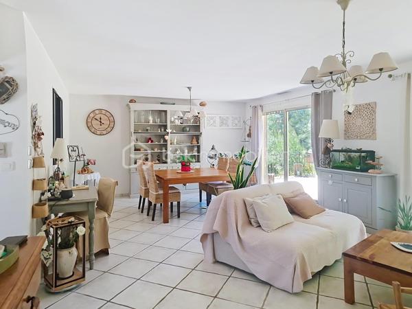 ROGNAC – Le calme de la campagne aux portes des commodités

À l'abri des regards, dans un environnement verdoyant où le calme réside, découvrez cette agréable maison de plain-pied de 140 m², implantée sur un superbe terrain plat de plus de 3 500 m² piscinable.

Ici, la nature s'invite au quotidien, sans pour autant renoncer à la proximité des commodités...Ecole, arrêts de bus et parc pour enfants tout proche à pieds...

Dès l'entrée, vous découvrirez une belle pièce de vie de près de 40 m², lumineuse et conviviale, ouverte sur une agréable terrasse ombragée, idéale pour partager de bons moments en famille ou entre amis. La cuisine, récente et entièrement équipée, s'ouvre sur le séjour grâce à une verrière apportant du cachet à la pièce...

L'espace nuit offre 5 belles chambres de 11 à 14,50 m², parfaites pour une grande famille, recevoir vos proches ou aménager un bureau pour le télétravail. La maison dispose également de 2 salles d'eau, dont une de 7 m², ainsi que de 2 WC.

Les prestations :
Gainable,
Menuiseries PVC double vitrage,
Volets roulants électriques et volets bois,
Cumulus récent.

À l'extérieur, chacun trouvera son espace :
une belle terrasse avec pergola pour les repas d'été,
un carport,
plusieurs chalets de jardin offrant de nombreux rangements,
un poulailler,
un vaste terrain laissant libre cours à tous vos projets : piscine, potager, aire de jeux, verger ou espace détente.

Parfaitement entretenue, cette maison est immédiatement habitable et ne nécessite aucun travaux. Que vous recherchiez un cadre de vie paisible, de l'espace pour votre famille ou simplement le plaisir de vivre au cœur de la nature tout en restant proche des services du quotidien, cette propriété réunit tous les atouts.

Une maison où il fait bon vivre, à découvrir sans tarder ;)