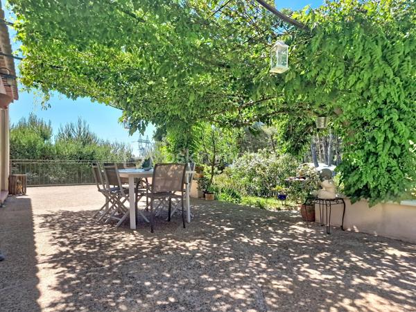 ROGNAC – Le calme de la campagne aux portes des commodités

À l'abri des regards, dans un environnement verdoyant où le calme réside, découvrez cette agréable maison de plain-pied de 140 m², implantée sur un superbe terrain plat de plus de 3 500 m² piscinable.

Ici, la nature s'invite au quotidien, sans pour autant renoncer à la proximité des commodités...Ecole, arrêts de bus et parc pour enfants tout proche à pieds...

Dès l'entrée, vous découvrirez une belle pièce de vie de près de 40 m², lumineuse et conviviale, ouverte sur une agréable terrasse ombragée, idéale pour partager de bons moments en famille ou entre amis. La cuisine, récente et entièrement équipée, s'ouvre sur le séjour grâce à une verrière apportant du cachet à la pièce...

L'espace nuit offre 5 belles chambres de 11 à 14,50 m², parfaites pour une grande famille, recevoir vos proches ou aménager un bureau pour le télétravail. La maison dispose également de 2 salles d'eau, dont une de 7 m², ainsi que de 2 WC.

Les prestations :
Gainable,
Menuiseries PVC double vitrage,
Volets roulants électriques et volets bois,
Cumulus récent.

À l'extérieur, chacun trouvera son espace :
une belle terrasse avec pergola pour les repas d'été,
un carport,
plusieurs chalets de jardin offrant de nombreux rangements,
un poulailler,
un vaste terrain laissant libre cours à tous vos projets : piscine, potager, aire de jeux, verger ou espace détente.

Parfaitement entretenue, cette maison est immédiatement habitable et ne nécessite aucun travaux. Que vous recherchiez un cadre de vie paisible, de l'espace pour votre famille ou simplement le plaisir de vivre au cœur de la nature tout en restant proche des services du quotidien, cette propriété réunit tous les atouts.

Une maison où il fait bon vivre, à découvrir sans tarder ;)