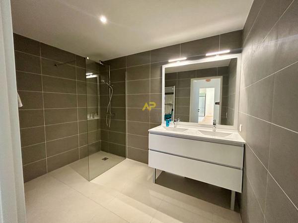 F3 MEUBLE MARINA Loyer 1 700 €/mois charges comprises **  - Référence  2105