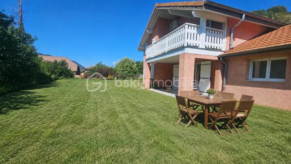 Venez visiter sans tarder cette belle maison rénovée ces derniers mois idéalement située dans le village de LA ROCHE DES ARNAUDS 10 MN DE GAP . Transports réguliers vers Gap et Veynes . La Roche des Arnauds petit village dynamique bénéficiant de toutes les commodités crèches , écoles , pharmacie , médecins , dentistes commerces . 
La maison est très bien exposés , calme , vue montagne , lumineuse , soleil toute la journée et offre de très belles prestations avec des matériaux de qualité . 
Au RDC une entrée avec une pièce bureau ( ou chambre appoint supplémentaires ) , une cuisine ouverte sur salon séjour avec accès direct sur le jardin , un cellier . Sur ce même plain pied une très belle chambre parentale dressing et salle de bain . 
A l'étage , 3 belles chambres , un dressing , une salle de bain et un accès sur la terrasse depuis une chambre . 
En sous sol un grand espace cave .
Le bien est complété par un jardin plat et piscinable offrant de nombreuses possibilités . 
Chauffage pompe à chaleur et clim réversible . 
Pas de travaux à prévoir , très bonne isolation thermique . 
A visiter au plus vite !