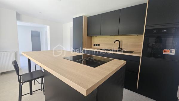 Venez visiter sans tarder cette belle maison rénovée ces derniers mois idéalement située dans le village de LA ROCHE DES ARNAUDS 10 MN DE GAP . Transports réguliers vers Gap et Veynes . La Roche des Arnauds petit village dynamique bénéficiant de toutes les commodités crèches , écoles , pharmacie , médecins , dentistes commerces . 
La maison est très bien exposés , calme , vue montagne , lumineuse , soleil toute la journée et offre de très belles prestations avec des matériaux de qualité . 
Au RDC une entrée avec une pièce bureau ( ou chambre appoint supplémentaires ) , une cuisine ouverte sur salon séjour avec accès direct sur le jardin , un cellier . Sur ce même plain pied une très belle chambre parentale dressing et salle de bain . 
A l'étage , 3 belles chambres , un dressing , une salle de bain et un accès sur la terrasse depuis une chambre . 
En sous sol un grand espace cave .
Le bien est complété par un jardin plat et piscinable offrant de nombreuses possibilités . 
Chauffage pompe à chaleur et clim réversible . 
Pas de travaux à prévoir , très bonne isolation thermique . 
A visiter au plus vite !