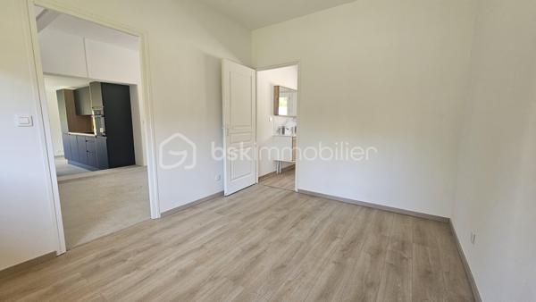 Venez visiter sans tarder cette belle maison rénovée ces derniers mois idéalement située dans le village de LA ROCHE DES ARNAUDS 10 MN DE GAP . Transports réguliers vers Gap et Veynes . La Roche des Arnauds petit village dynamique bénéficiant de toutes les commodités crèches , écoles , pharmacie , médecins , dentistes commerces . 
La maison est très bien exposés , calme , vue montagne , lumineuse , soleil toute la journée et offre de très belles prestations avec des matériaux de qualité . 
Au RDC une entrée avec une pièce bureau ( ou chambre appoint supplémentaires ) , une cuisine ouverte sur salon séjour avec accès direct sur le jardin , un cellier . Sur ce même plain pied une très belle chambre parentale dressing et salle de bain . 
A l'étage , 3 belles chambres , un dressing , une salle de bain et un accès sur la terrasse depuis une chambre . 
En sous sol un grand espace cave .
Le bien est complété par un jardin plat et piscinable offrant de nombreuses possibilités . 
Chauffage pompe à chaleur et clim réversible . 
Pas de travaux à prévoir , très bonne isolation thermique . 
A visiter au plus vite !