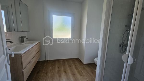 Venez visiter sans tarder cette belle maison rénovée ces derniers mois idéalement située dans le village de LA ROCHE DES ARNAUDS 10 MN DE GAP . Transports réguliers vers Gap et Veynes . La Roche des Arnauds petit village dynamique bénéficiant de toutes les commodités crèches , écoles , pharmacie , médecins , dentistes commerces . 
La maison est très bien exposés , calme , vue montagne , lumineuse , soleil toute la journée et offre de très belles prestations avec des matériaux de qualité . 
Au RDC une entrée avec une pièce bureau ( ou chambre appoint supplémentaires ) , une cuisine ouverte sur salon séjour avec accès direct sur le jardin , un cellier . Sur ce même plain pied une très belle chambre parentale dressing et salle de bain . 
A l'étage , 3 belles chambres , un dressing , une salle de bain et un accès sur la terrasse depuis une chambre . 
En sous sol un grand espace cave .
Le bien est complété par un jardin plat et piscinable offrant de nombreuses possibilités . 
Chauffage pompe à chaleur et clim réversible . 
Pas de travaux à prévoir , très bonne isolation thermique . 
A visiter au plus vite !