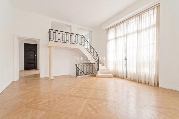 À Vendre - Appartement - Neuilly Sur Seine - 92200 -  3 Chambres - Jardin