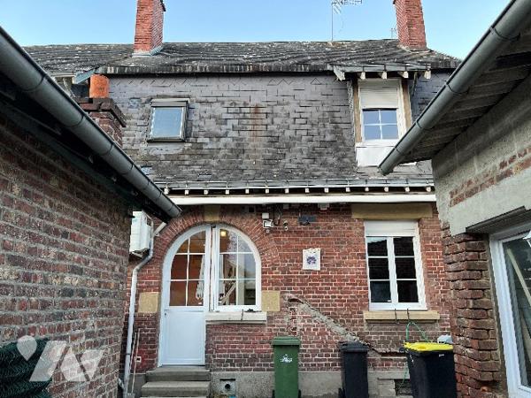Ensemble immobilier mixte comprenant : local, séjour, cuisine, 3 chambres, salle de bains, jardin.