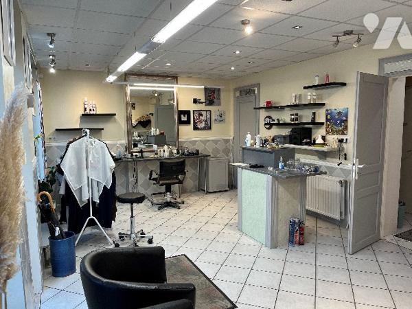 Ensemble immobilier mixte comprenant : local, séjour, cuisine, 3 chambres, salle de bains, jardin.