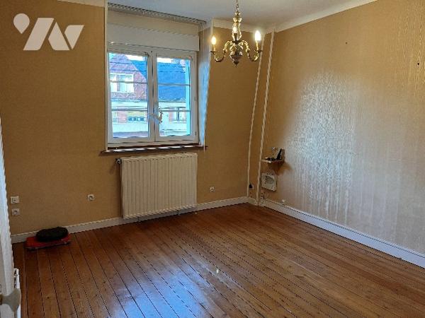 Ensemble immobilier mixte comprenant : local, séjour, cuisine, 3 chambres, salle de bains, jardin.