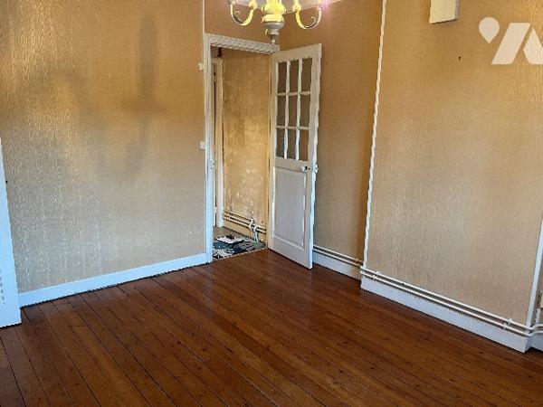 Ensemble immobilier mixte comprenant : local, séjour, cuisine, 3 chambres, salle de bains, jardin.