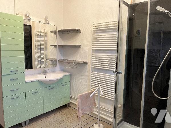 Ensemble immobilier mixte comprenant : local, séjour, cuisine, 3 chambres, salle de bains, jardin.