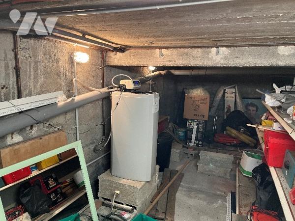 Ensemble immobilier mixte comprenant : local, séjour, cuisine, 3 chambres, salle de bains, jardin.