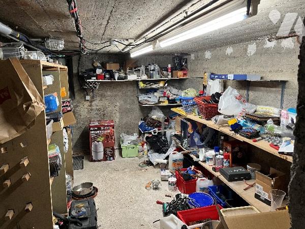 Ensemble immobilier mixte comprenant : local, séjour, cuisine, 3 chambres, salle de bains, jardin.