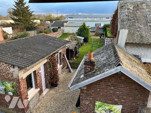 Ensemble immobilier mixte comprenant : local, séjour, cuisine, 3 chambres, salle de bains, jardin.