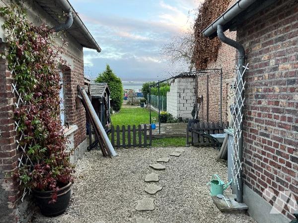Ensemble immobilier mixte comprenant : local, séjour, cuisine, 3 chambres, salle de bains, jardin.