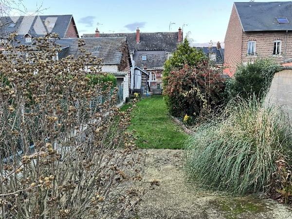 Ensemble immobilier mixte comprenant : local, séjour, cuisine, 3 chambres, salle de bains, jardin.