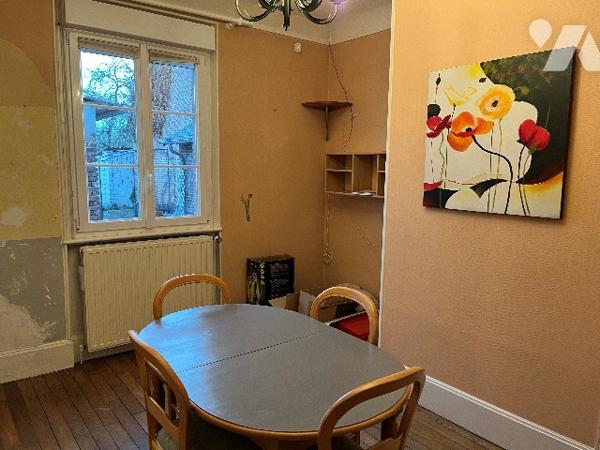 Ensemble immobilier mixte comprenant : local, séjour, cuisine, 3 chambres, salle de bains, jardin.