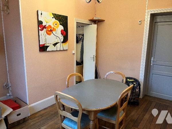 Ensemble immobilier mixte comprenant : local, séjour, cuisine, 3 chambres, salle de bains, jardin.