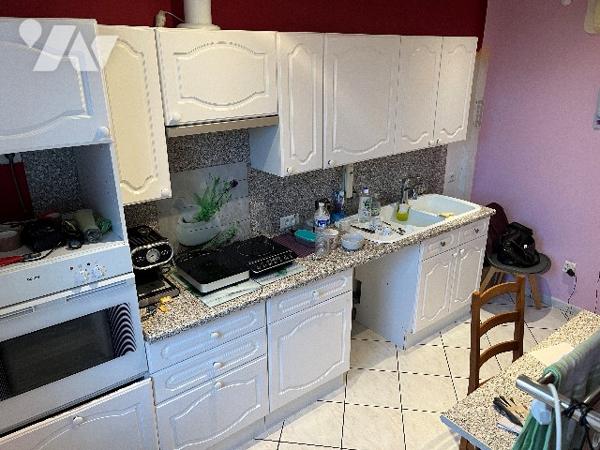 Ensemble immobilier mixte comprenant : local, séjour, cuisine, 3 chambres, salle de bains, jardin.