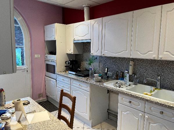 Ensemble immobilier mixte comprenant : local, séjour, cuisine, 3 chambres, salle de bains, jardin.