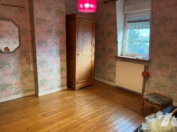Ensemble immobilier mixte comprenant : local, séjour, cuisine, 3 chambres, salle de bains, jardin.