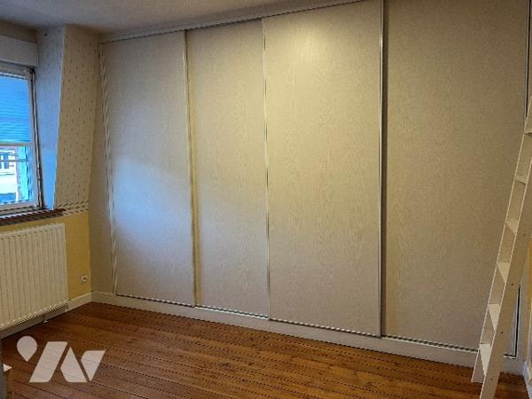 Ensemble immobilier mixte comprenant : local, séjour, cuisine, 3 chambres, salle de bains, jardin.