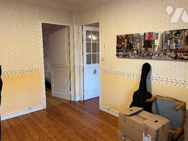 Ensemble immobilier mixte comprenant : local, séjour, cuisine, 3 chambres, salle de bains, jardin.