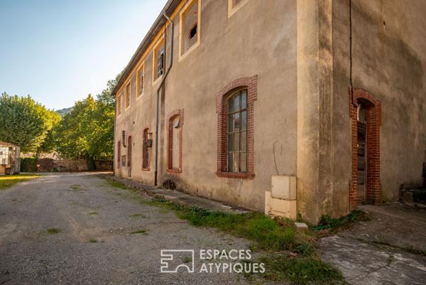 Maison de maître avec ancienne usine et jardin, proche vallée du Rhône