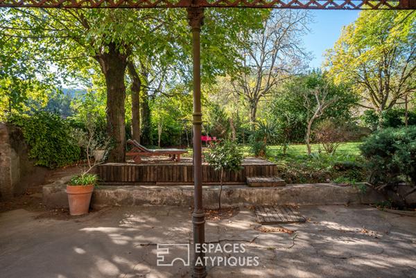 Maison de maître avec ancienne usine et jardin, proche vallée du Rhône