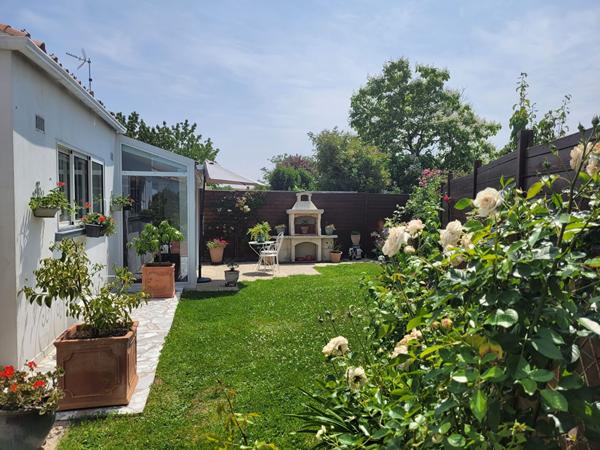ROCHEFORT secteur gare maison en parfait état de plain pied  avec jardin clos de 367 m² - Garage
