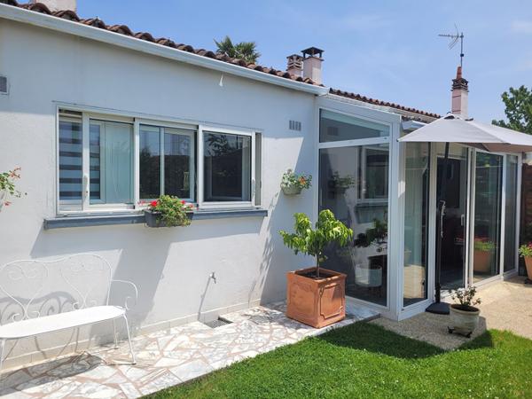 ROCHEFORT secteur gare maison en parfait état de plain pied  avec jardin clos de 367 m² - Garage