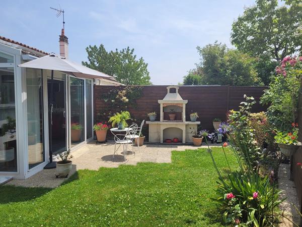 ROCHEFORT secteur gare maison en parfait état de plain pied  avec jardin clos de 367 m² - Garage