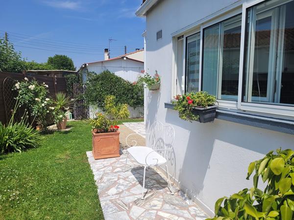 ROCHEFORT secteur gare maison en parfait état de plain pied  avec jardin clos de 367 m² - Garage
