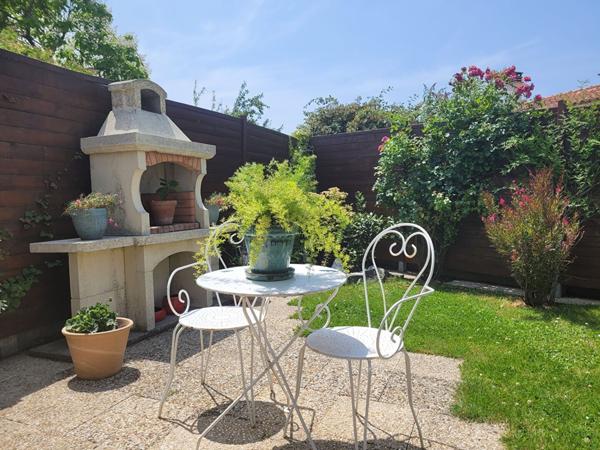 ROCHEFORT secteur gare maison en parfait état de plain pied  avec jardin clos de 367 m² - Garage