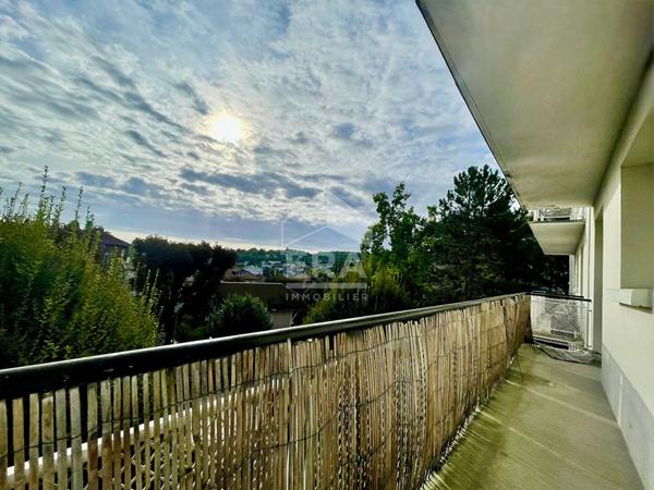Quartier Croix-Bosset : lumineux 57 m² avec double balcon, vue dégagée et fort potentiel