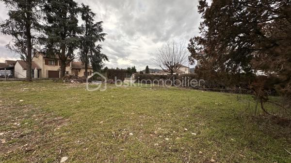 Terrain de 830 m²