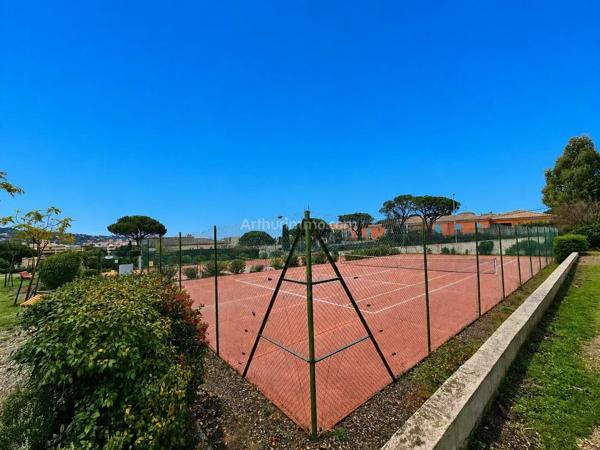 Vente                                                      Appartement
                        
                     3 pièces                      42 m2                     à Sainte-Maxime