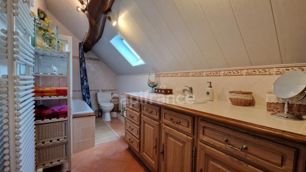 Dpt Essonne (91), à vendre proche de Méréville propriété 8 pièces avec maisonnette, jardin clos, cave et garage