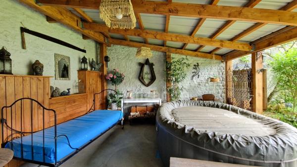 Dpt Essonne (91), à vendre proche de Méréville propriété 8 pièces avec maisonnette, jardin clos, cave et garage